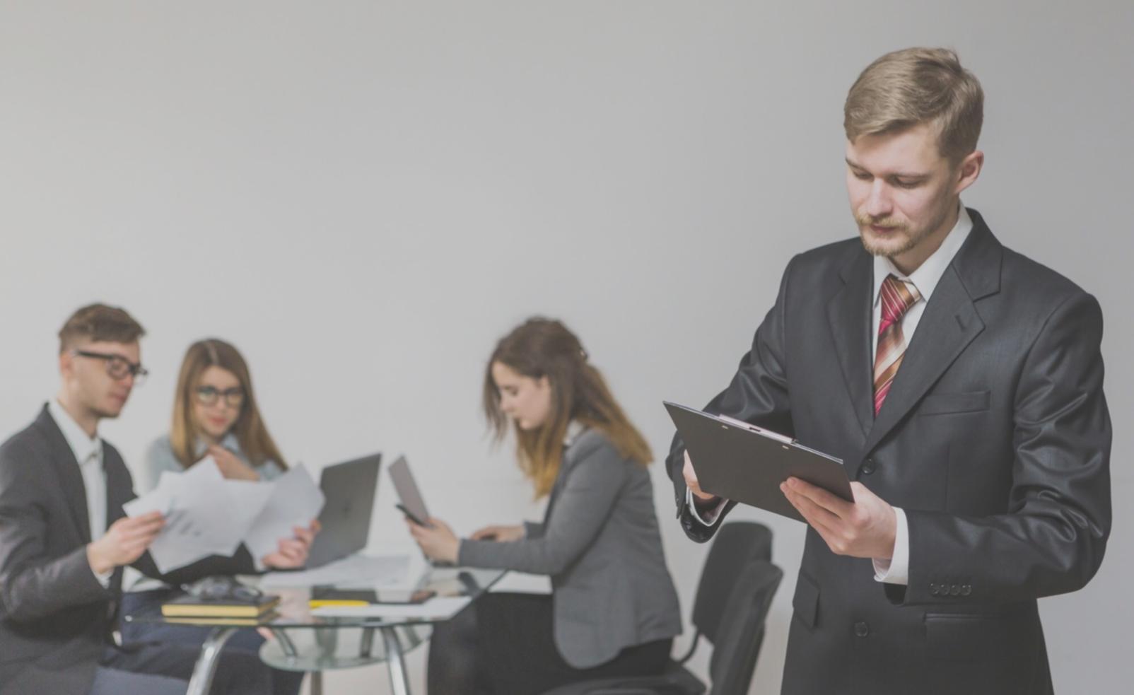 Arbeitsplatz mit Finanzanalysen und Laptops